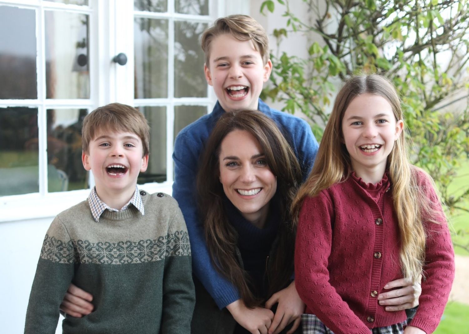 Scandale de photo retouchée pour la famille royale, Kate Middleton sort et s’excuse