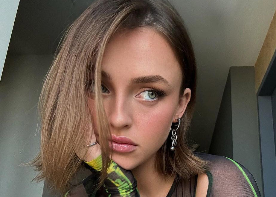 Alicia Moffet nous laisse sans mots dans un crop top lacé et pantalon transparent