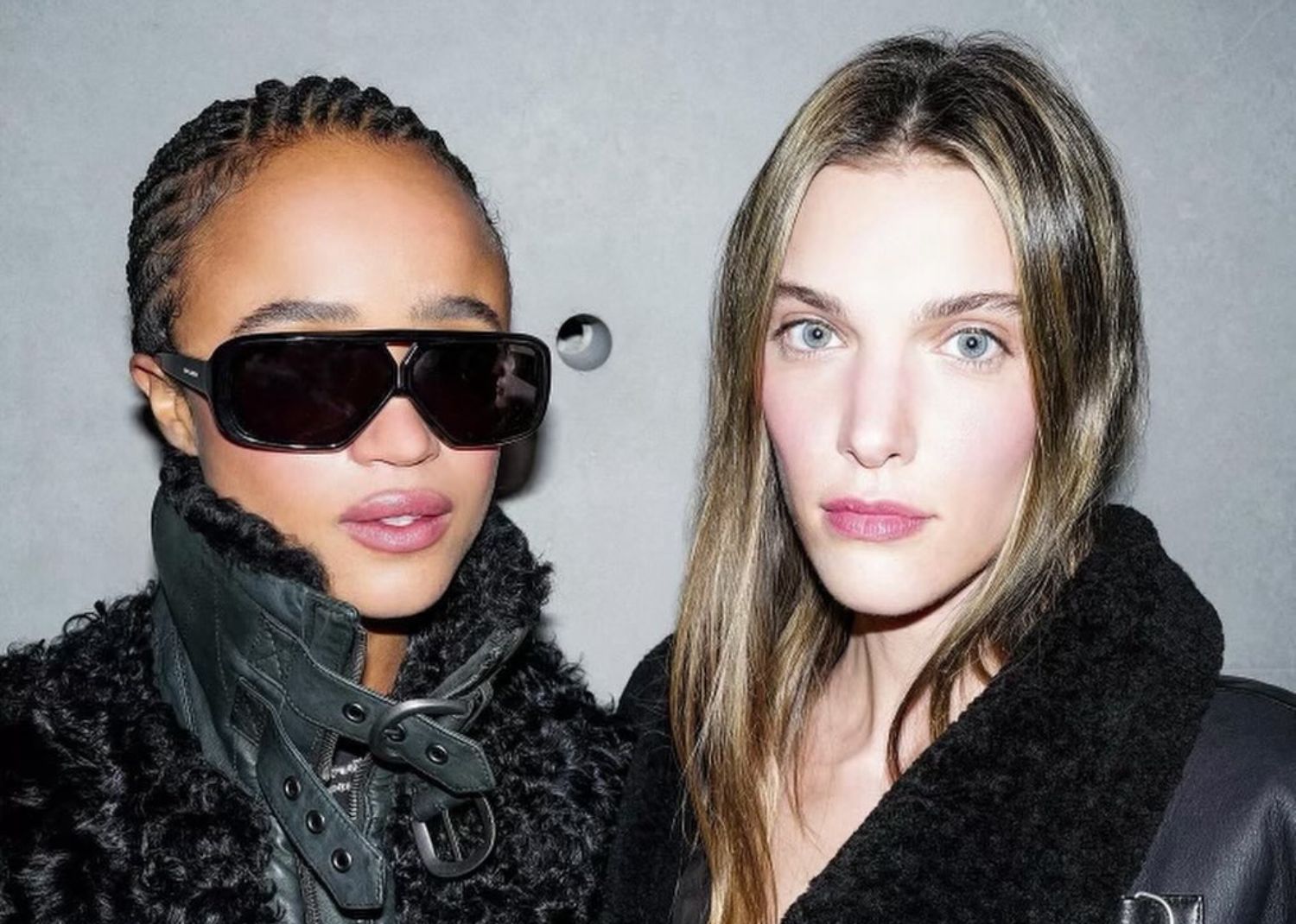 Charlotte Cardin dévoile sa poitrine dans une robe affriolante