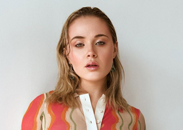 Emi Chicoine époustouflante dans une robe drapée à décolleté plongeant