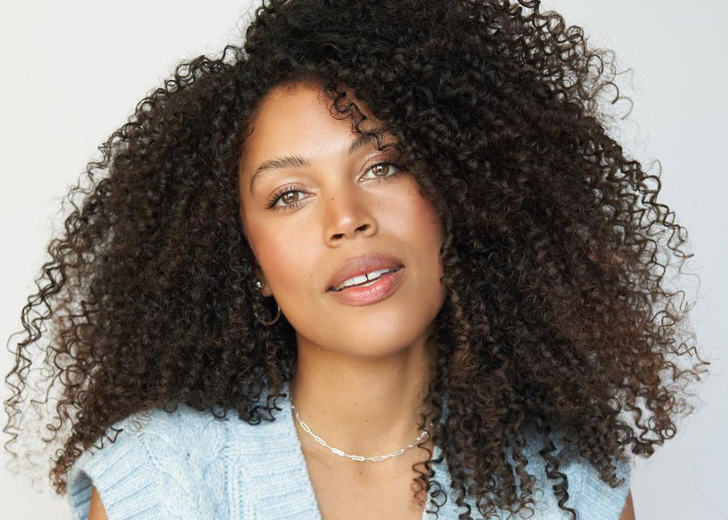 Catherine Souffront à couper le souffle dans cette robe moulante froncée