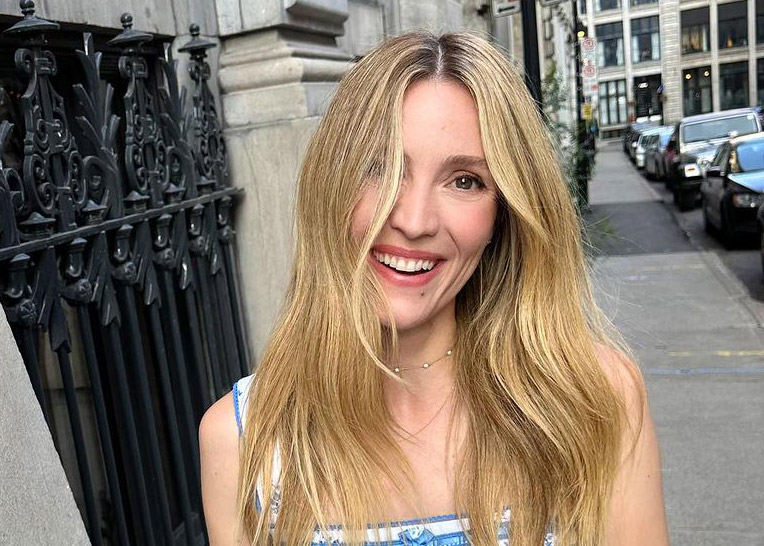 Evelyne Brochu sculpturale dans cette longue robe colorée