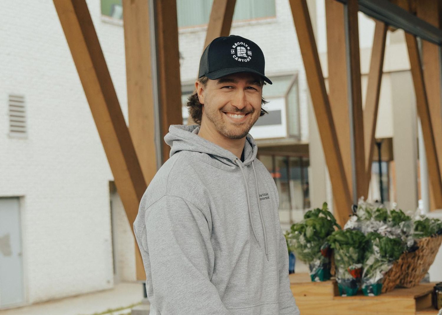 Sourire et chapeau de cowboy: Benjamin de L'amour est dans le pré prend la pose