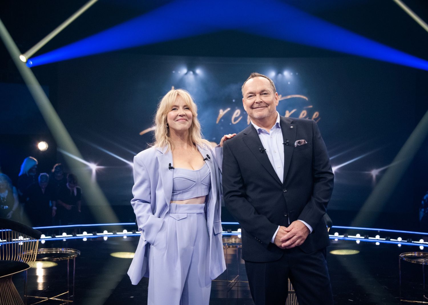 Ça finit bien la semaine: Julie Bélanger et Jean-Michel Anctil font la fête autour de la piscine