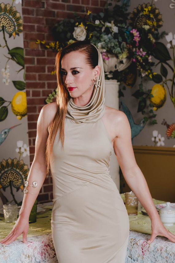 Karine Vanasse ose la robe moulante nude et ça lui va à ravir