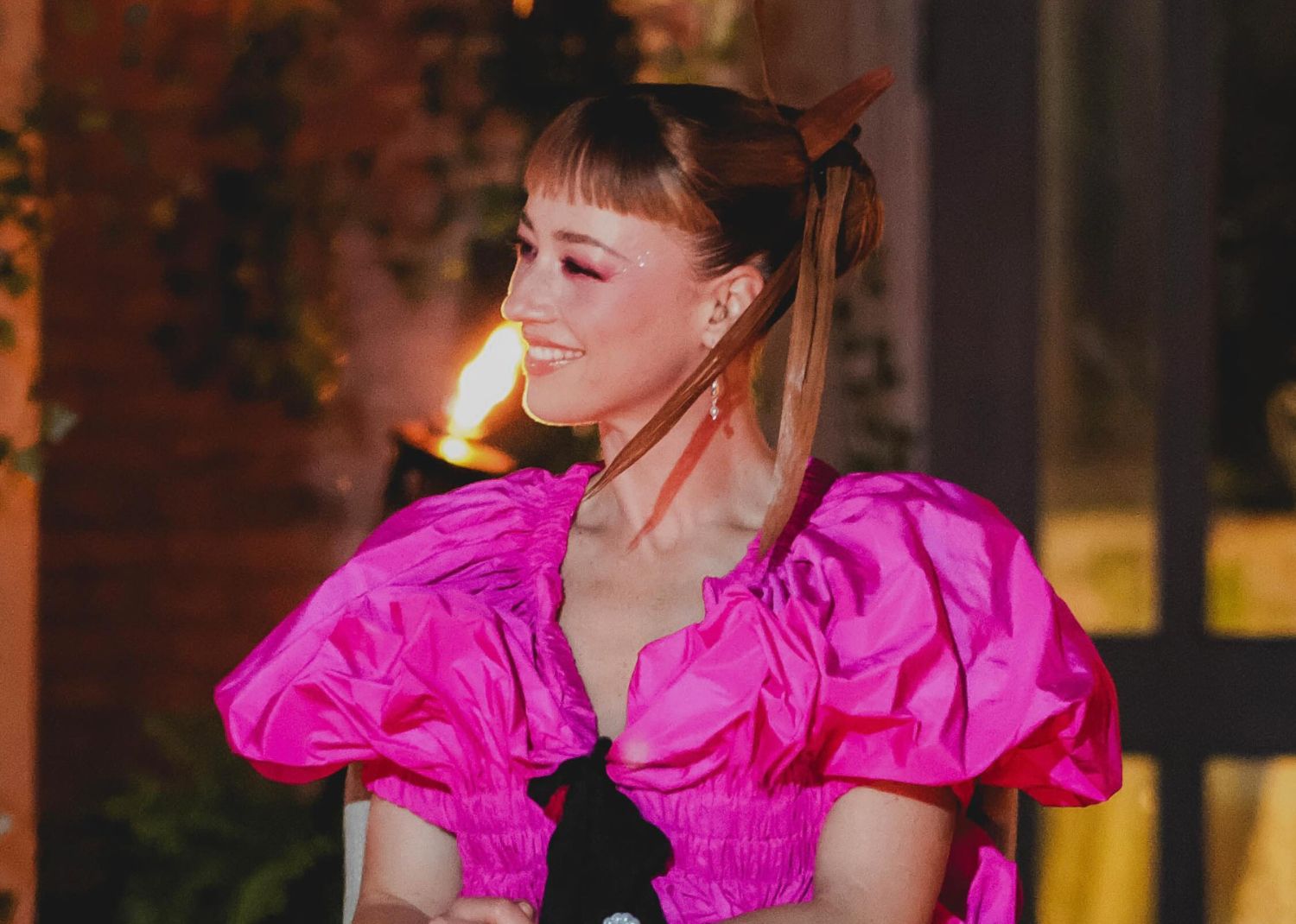 Karine Vanasse resplendit dans un haut en cuir rouge