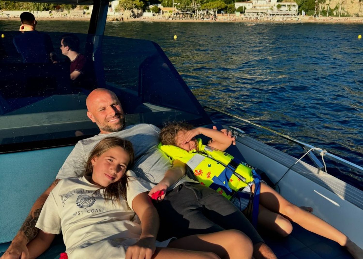 Soyez témoin de ce moment touchant entre Étienne Boulay et ses deux filles