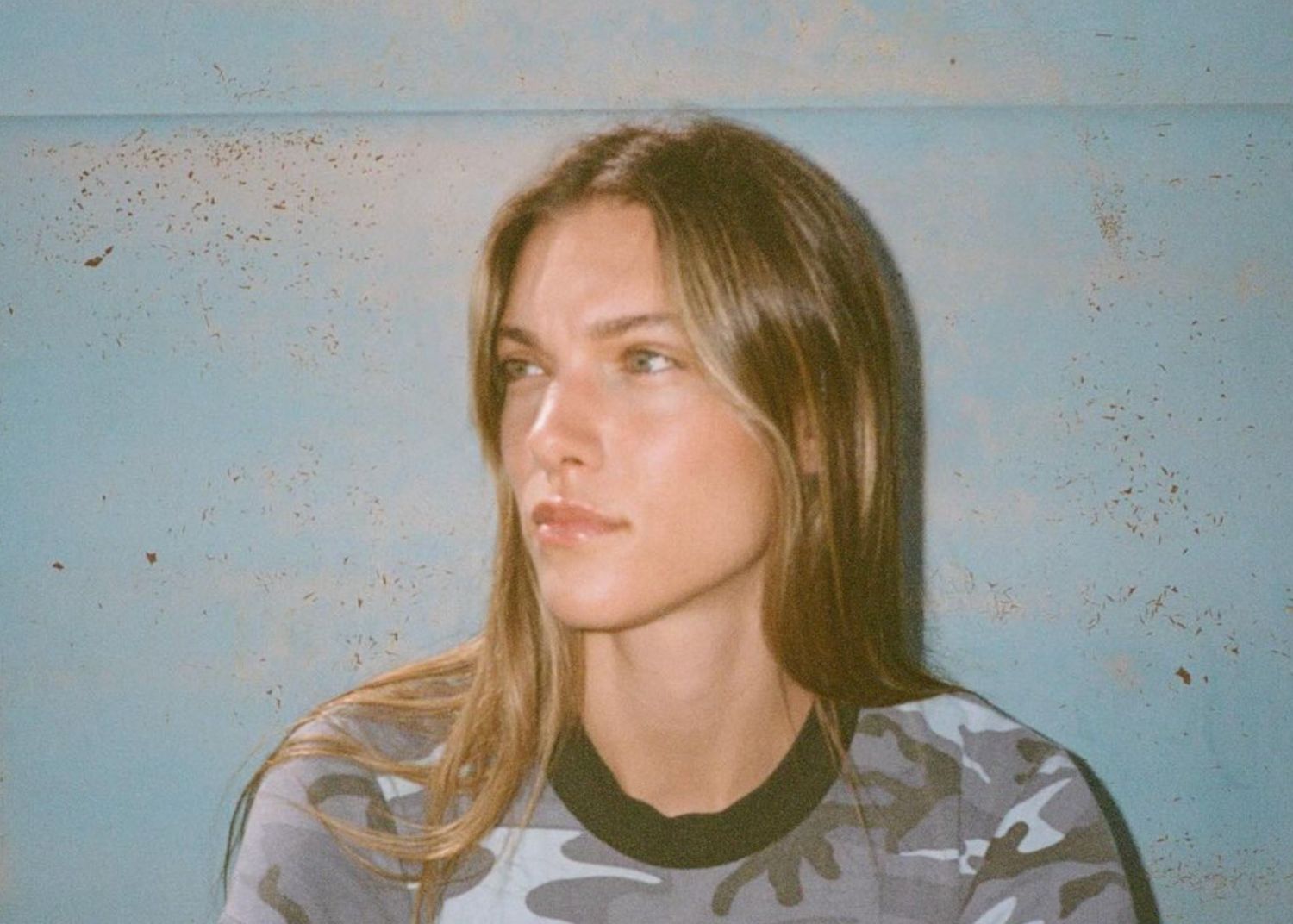 Charlotte Cardin adopte cette tendance pantalon de façon très décontractée 