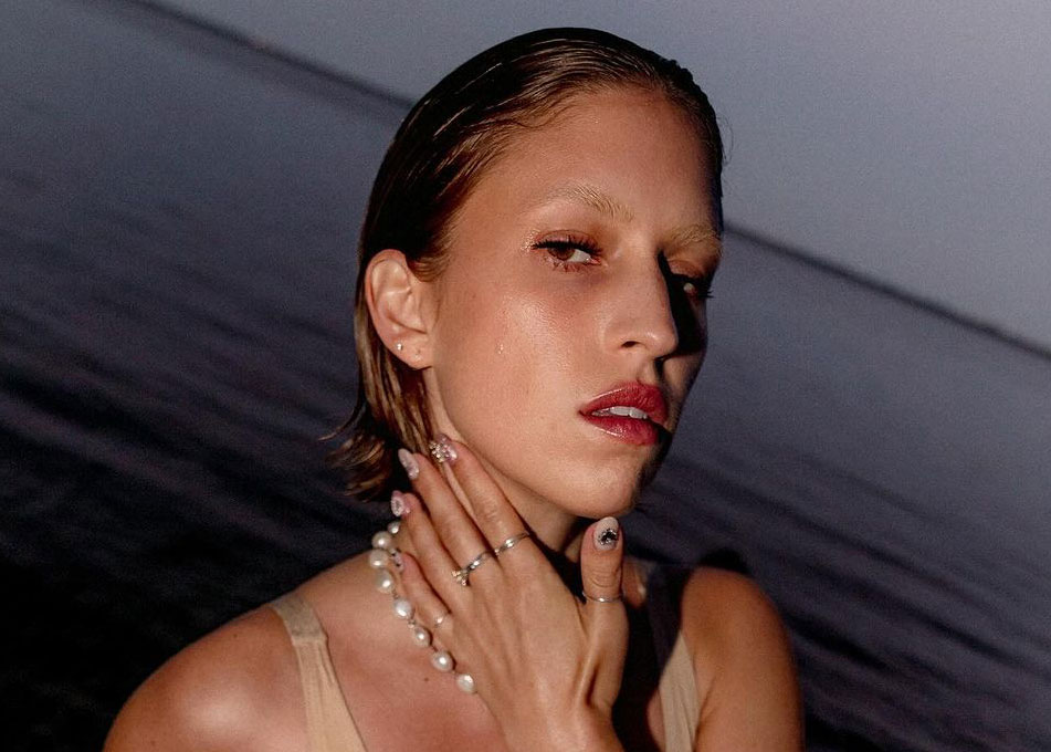 Claudia Bouvette combine dentelle et transparence dans ce look révélateur