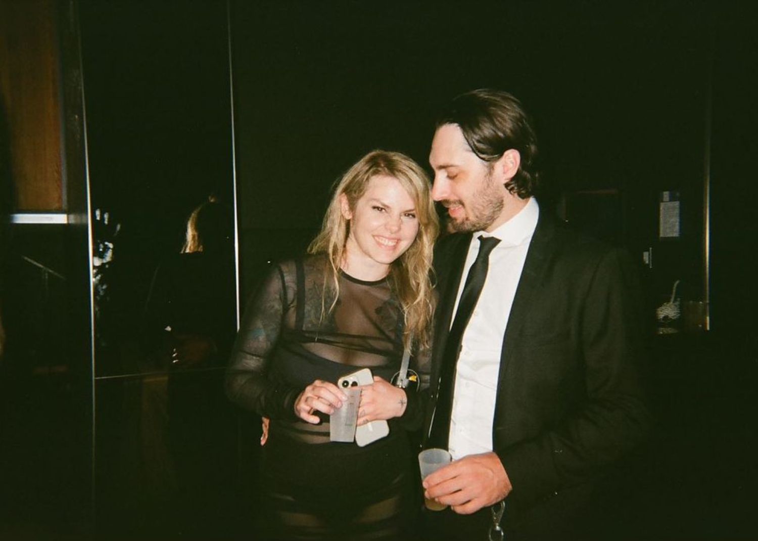 Cœur de pirate célèbre cinq ans d’amour avec son mari