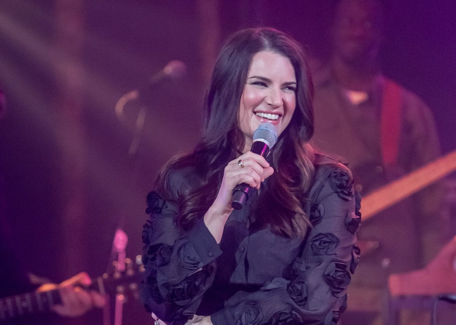 Revoyez Marie-Ève Janvier interpréter une chanson de son amoureux 