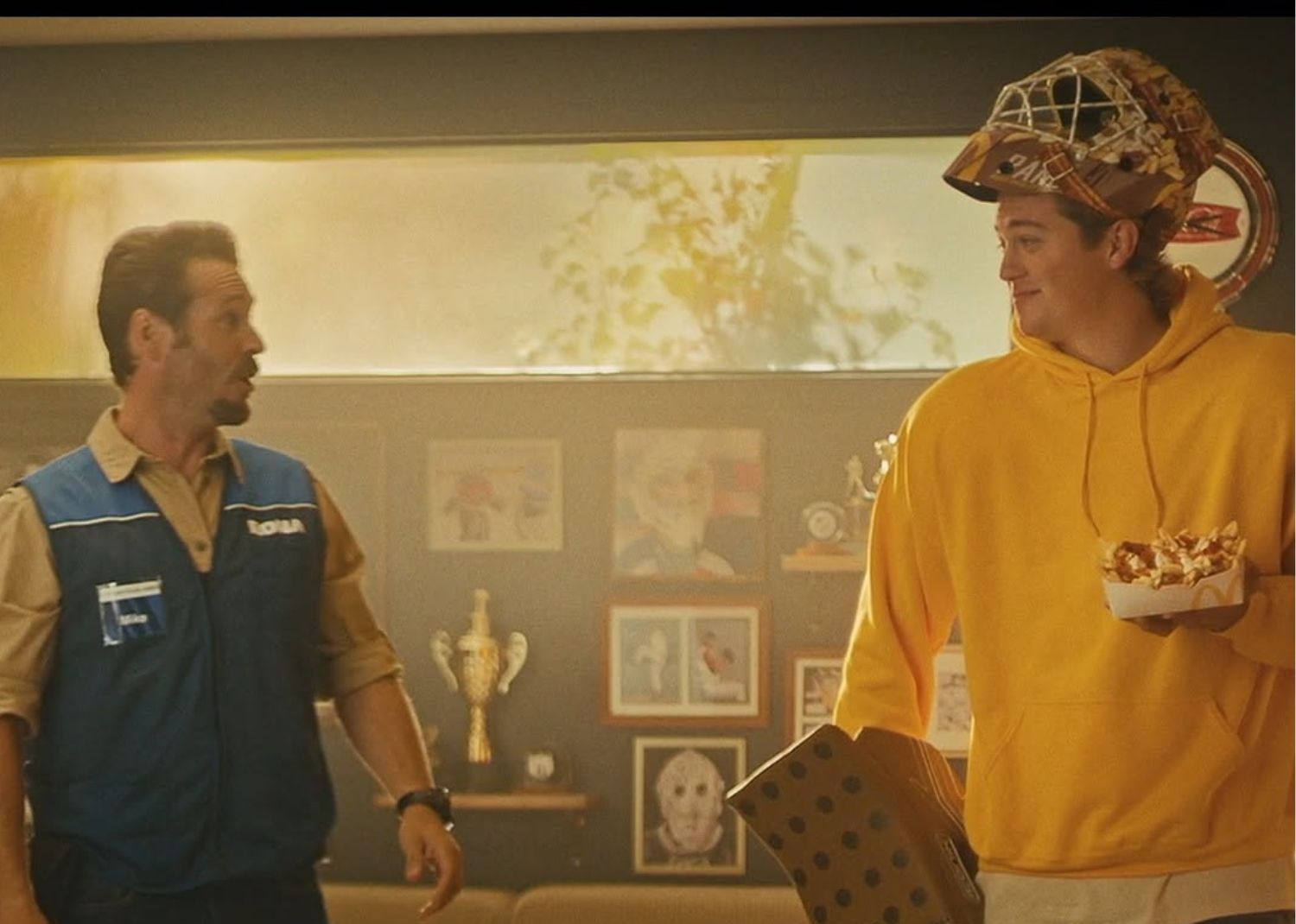 Samuel Montembault des Canadiens dévoile une nouvelle poutine dans une pub fracassante