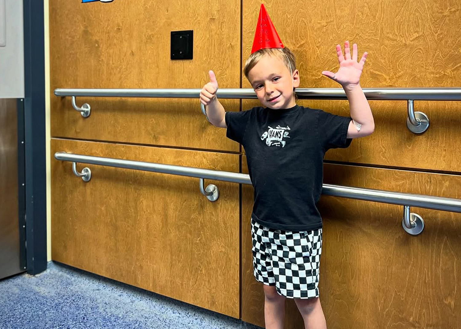 Le jeune Miro reçoit un appel de son père et apprend qu’il est guéri du cancer