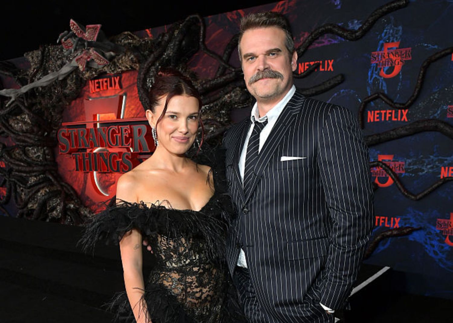 Après les rumeurs de harcèlement, Millie Bobby Brown et David Harbour foulent le tapis rouge ensemble