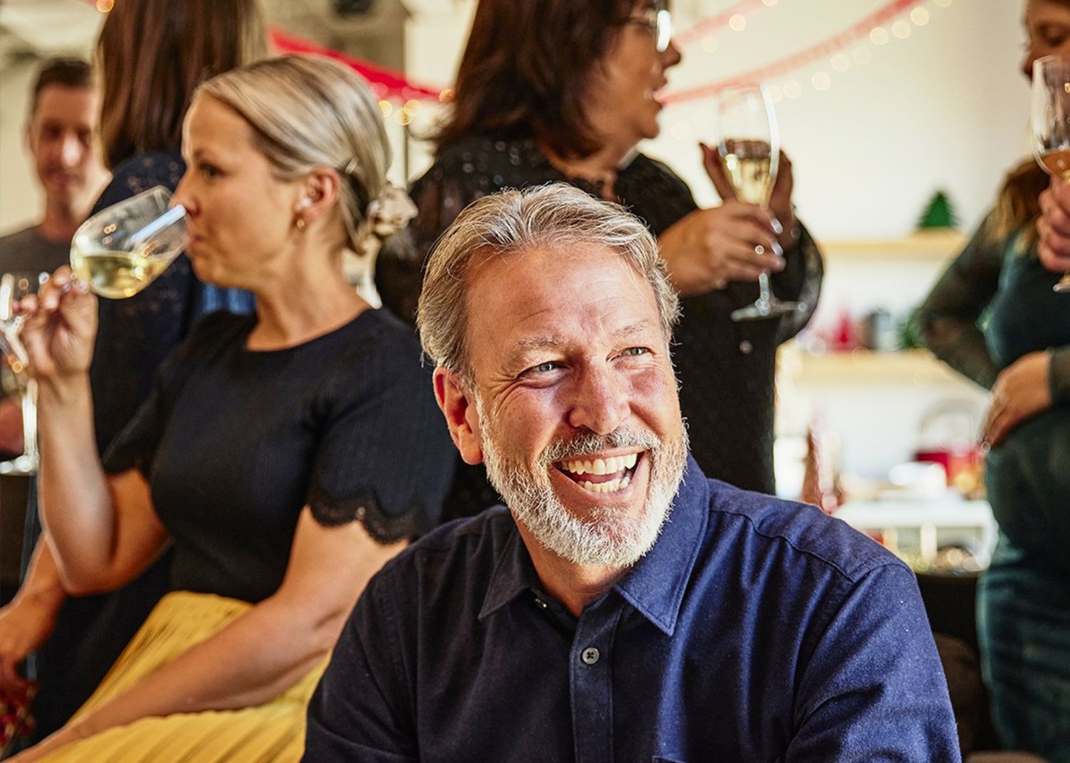 Ricardo enflamme sa cuisine avec des pas de danse surprenants