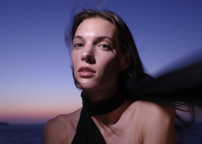 Charlotte Cardin se déhanche au son de sa nouvelle chanson, voyez la vidéo