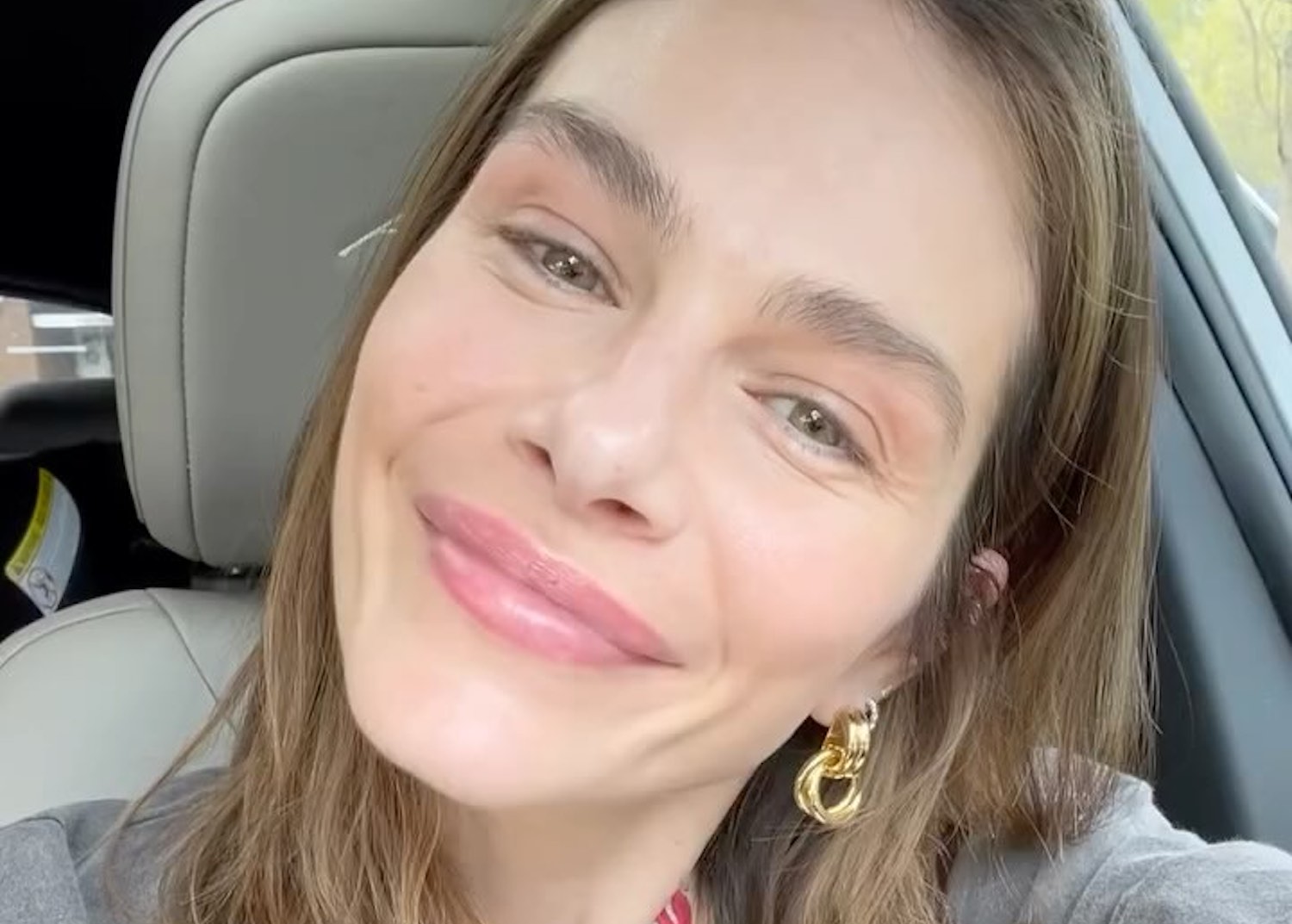 Préparez-vous à être ébloui par cette robe translucide de Maripier Morin à Chypre