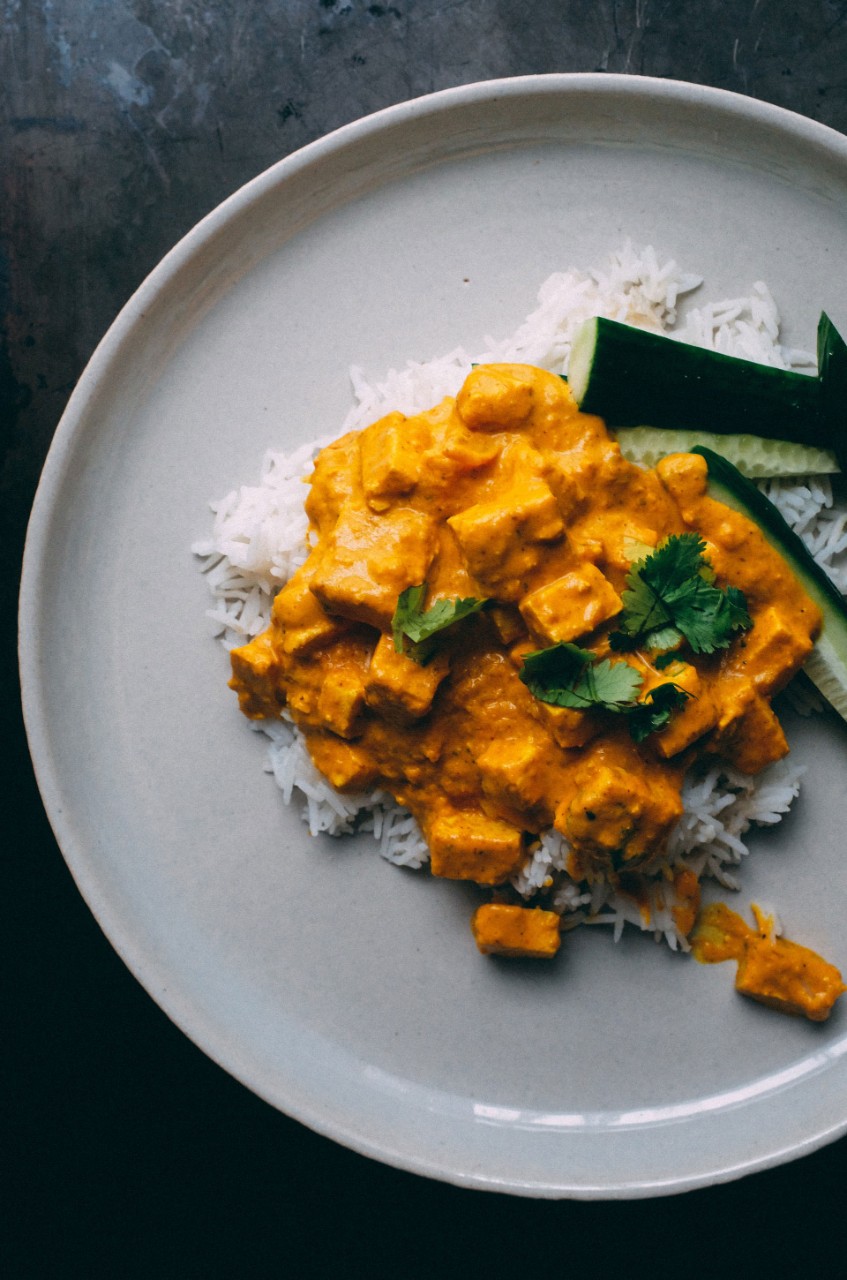 Curry avec cubes de tofu sur riz dans assiette blanche