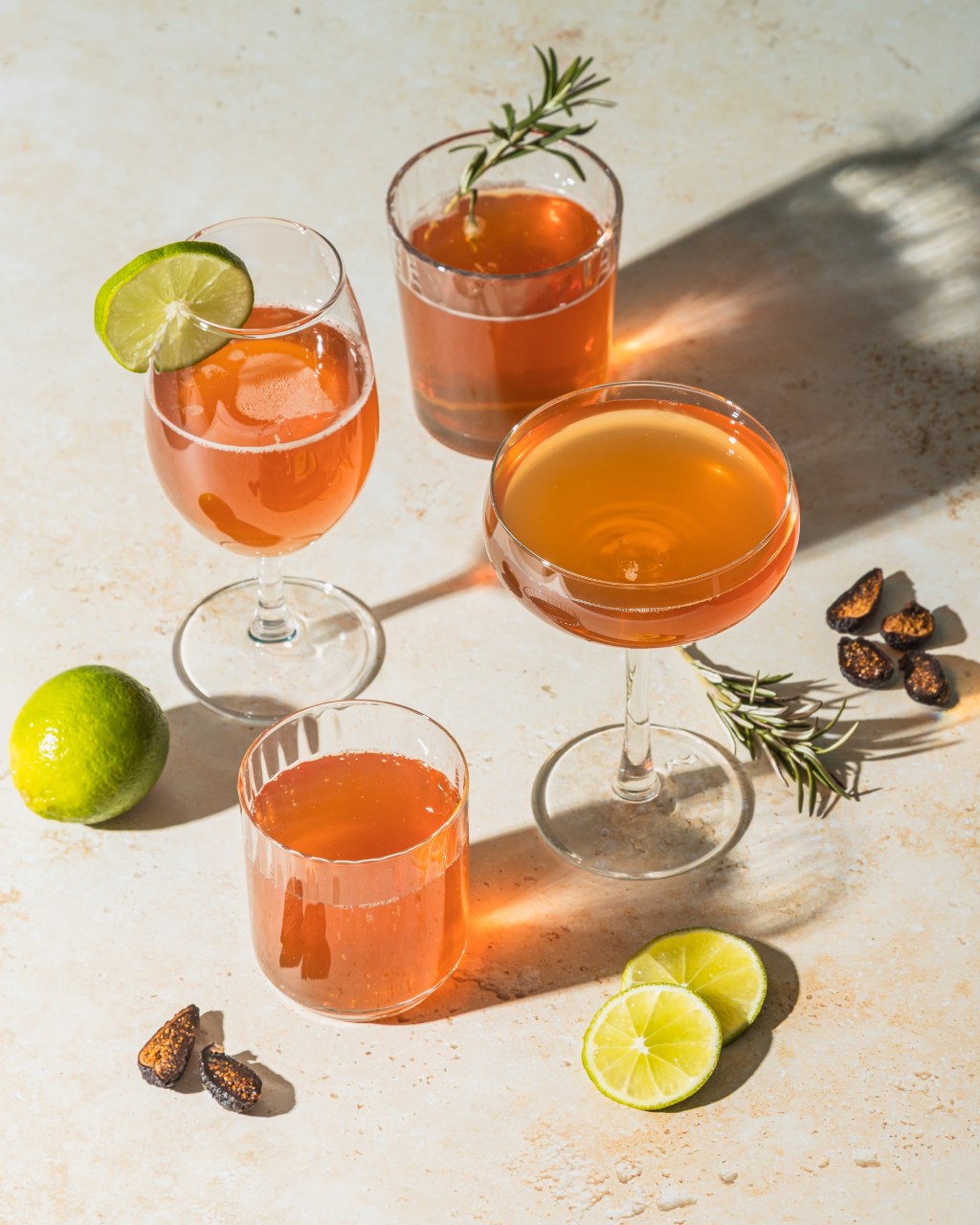 Des verres de cocktail agrémentés de lime