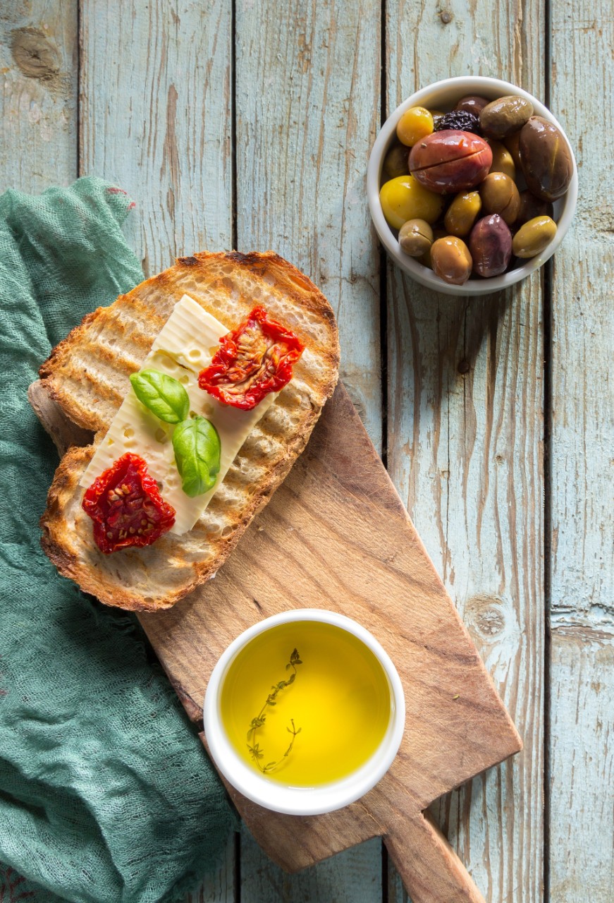 Bruschetta et pot d'huile d'olive