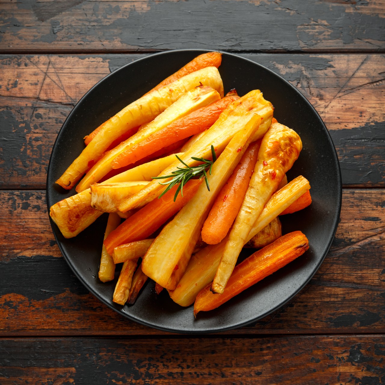Panais et carottes grillés dans une assiette