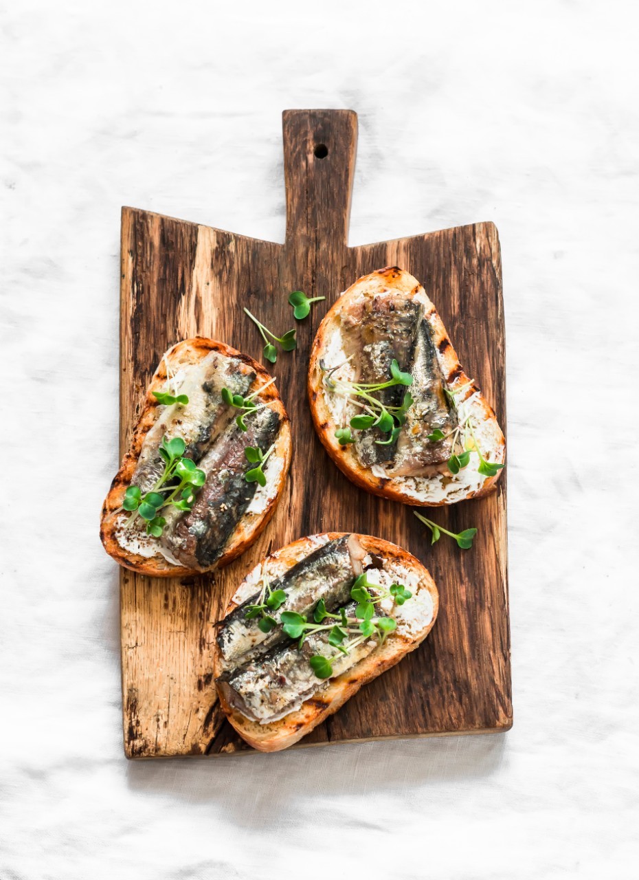 Toasts aux sardines et fines herbes