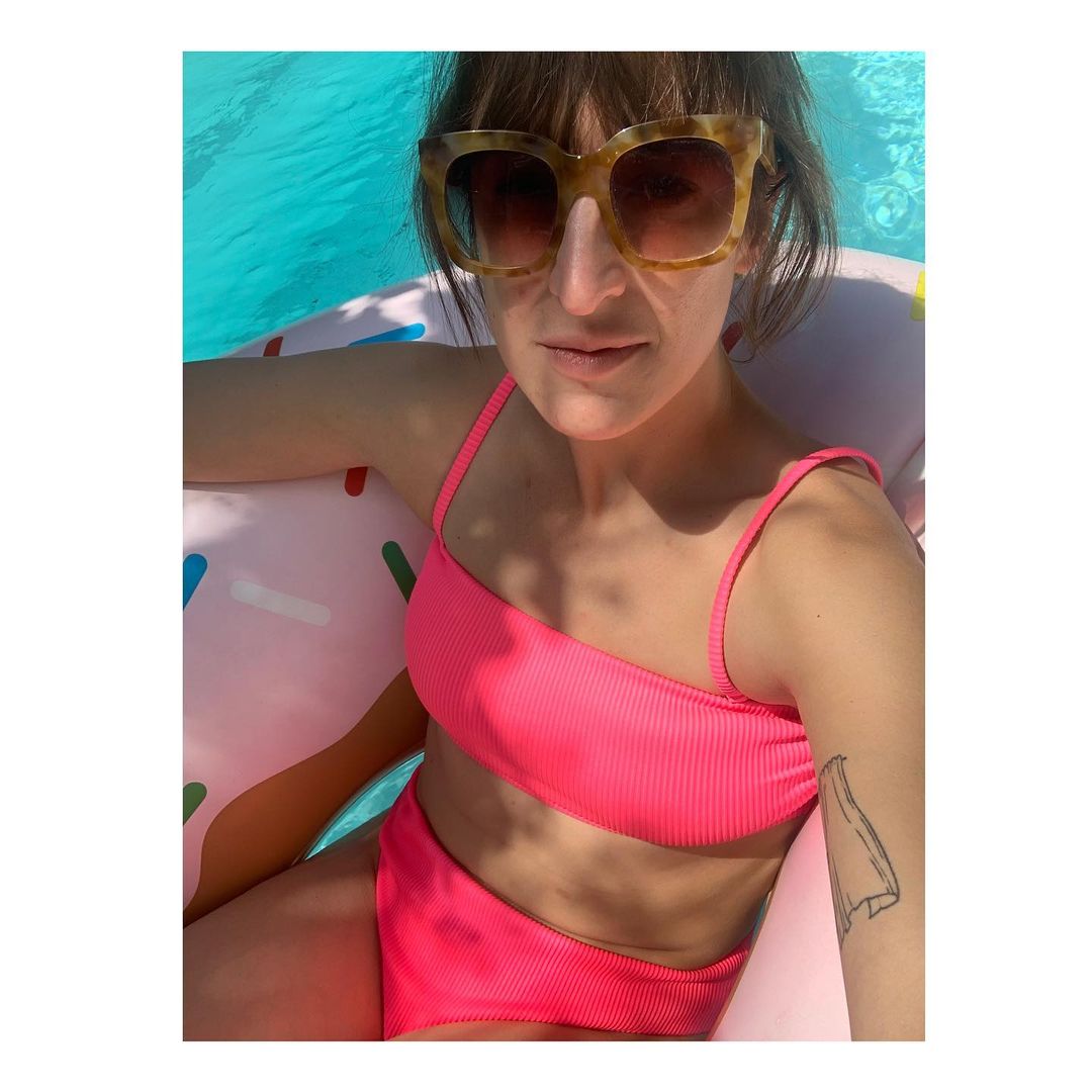 Anne-Élisabeth Bossé profite de l'été en bikini fuchsia éclatant!