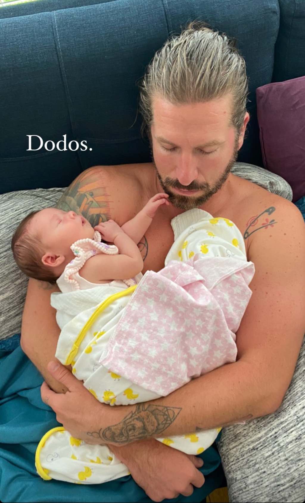 Jonas Tomalty une douce photo ensoleillée avec son bébé!