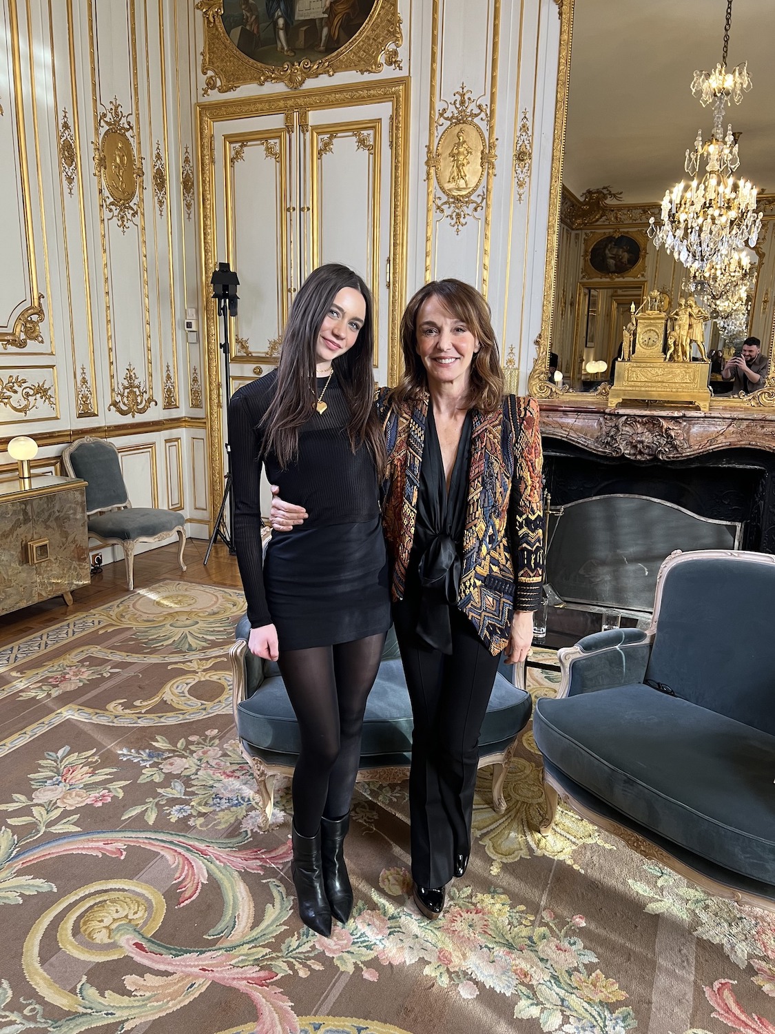 Julie Snyder sa fille Romy est chic comme jamais dans un look total noir