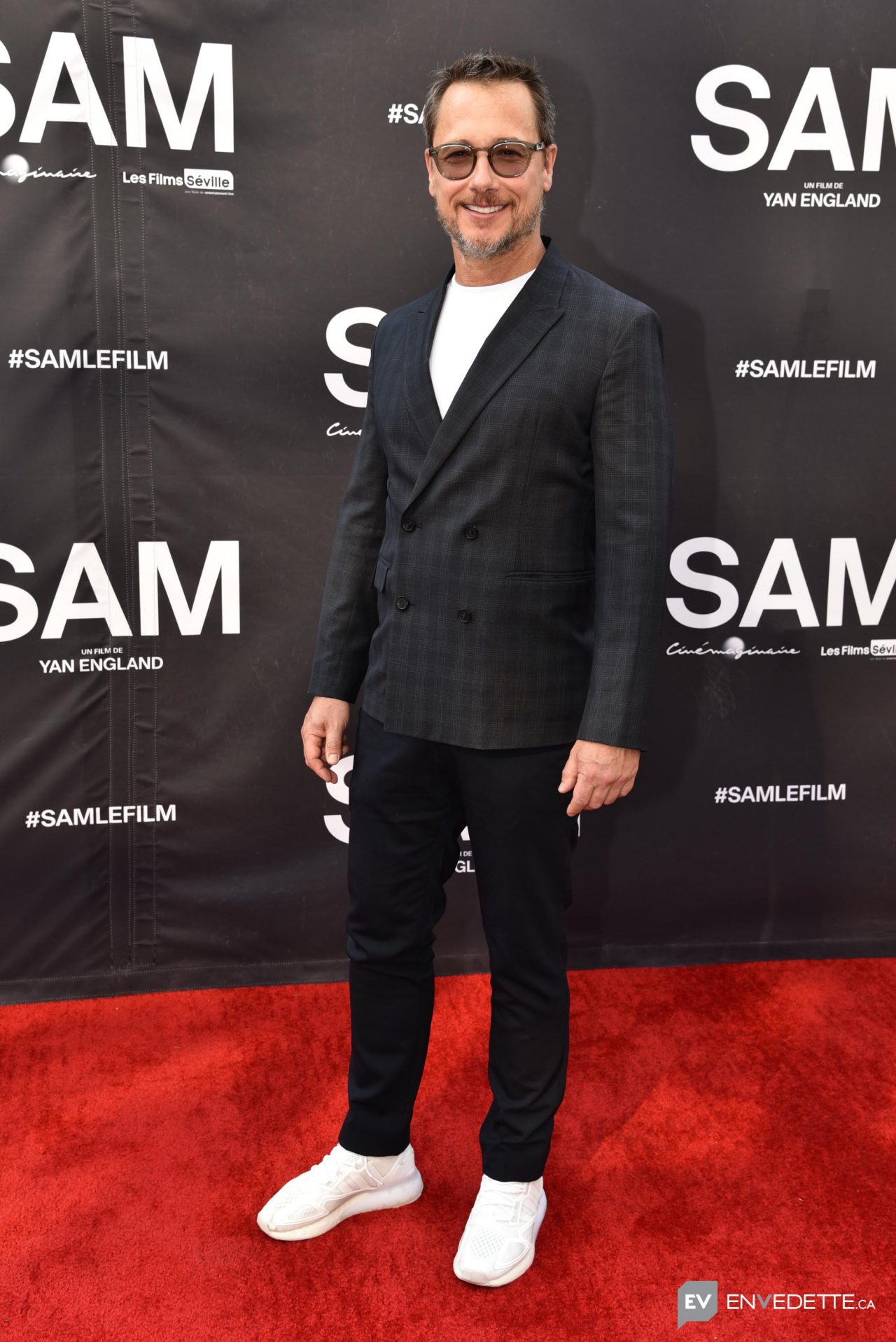 Stéphane Rousseau pose avec son fils Axel pour une rare fois!