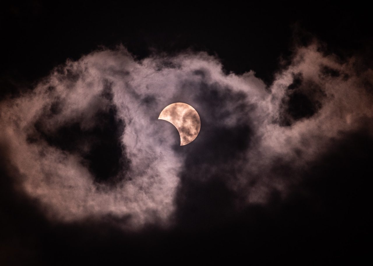 Ça va brasser : la nouvelle lune du 30 avril coïncide avec une nouvelle  saison des éclipses!