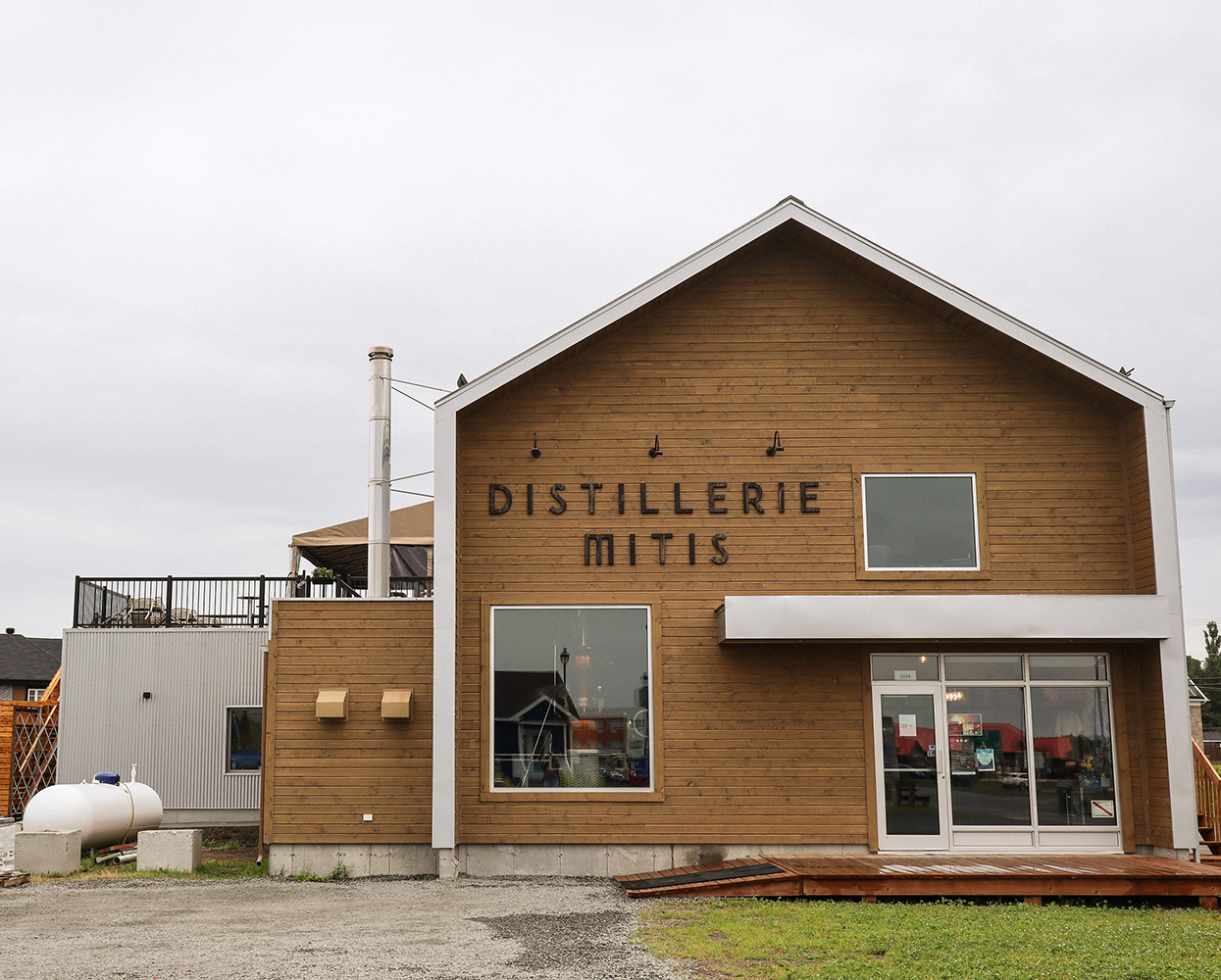 Distillerie Mitis: Cette nouvelle terrasse sur le toit est un arrêt obligé lors de votre prochain voyage vers la Gaspésie