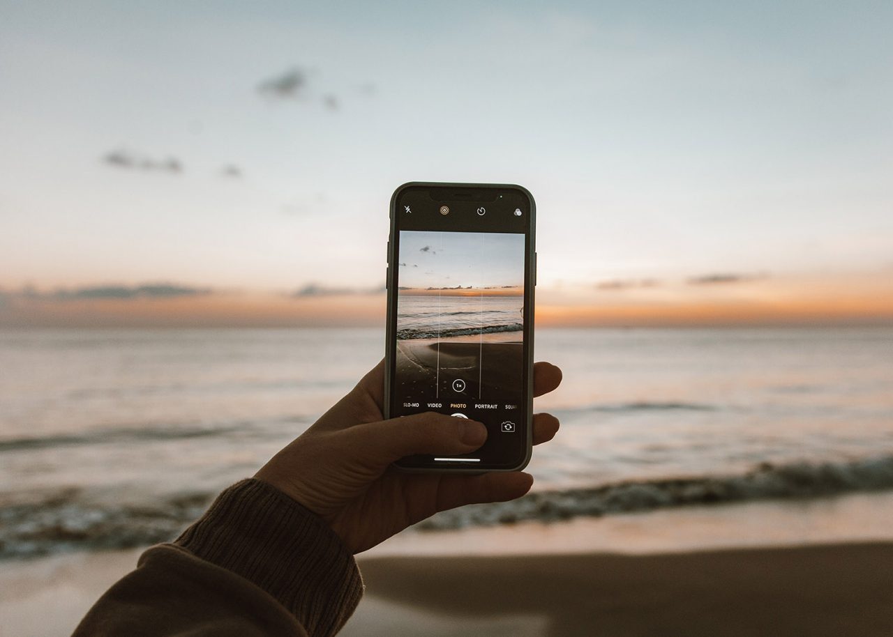 Un téléphone photographie la mer