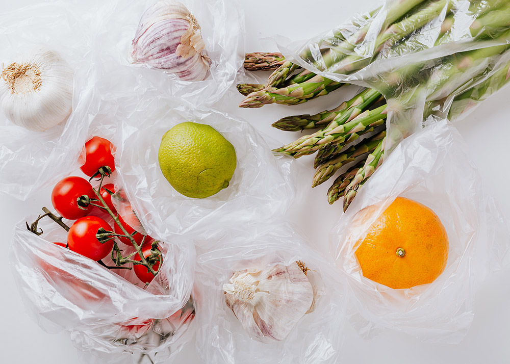 Aliments dans sacs plastiques