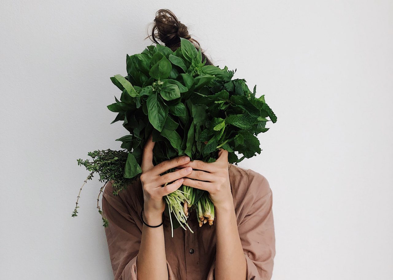 Femme qui tient des légumes bio