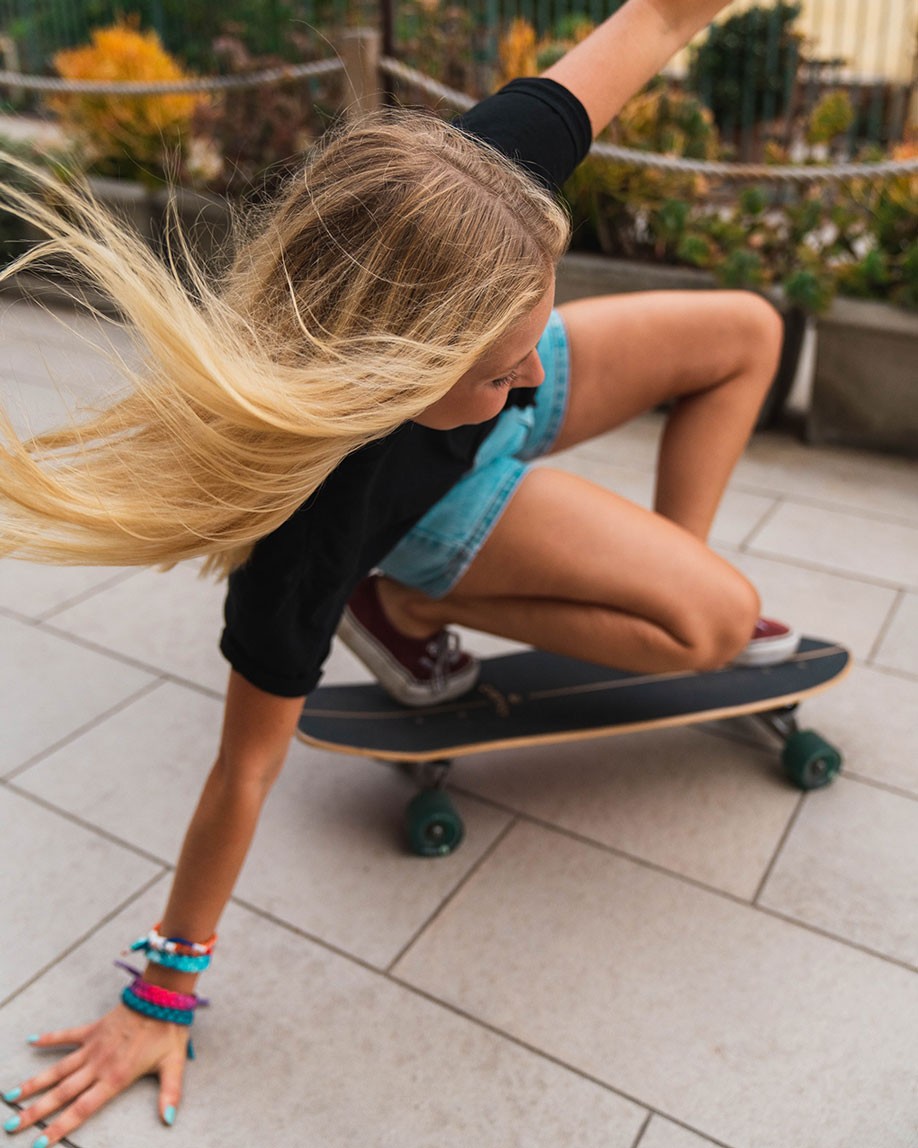 Une femme fait du skateboard