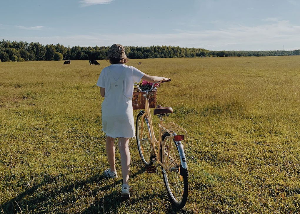 Une femme fait du vélo au Québec