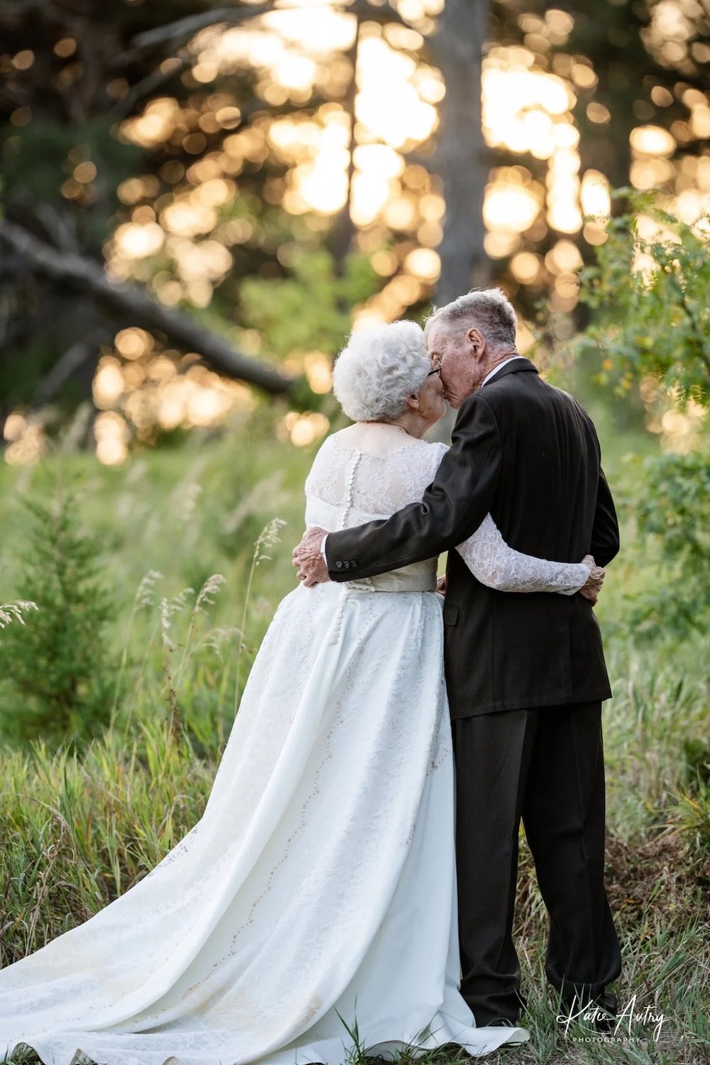 Touchant : ils soulignent leur 60e anniversaire dans leurs tenues de mariage originales