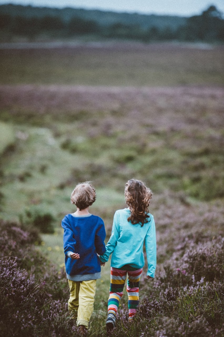 Deux enfants marchent dans la nature