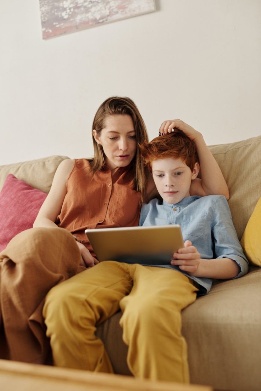 Une mère et son fils regardent une tablette numérique
