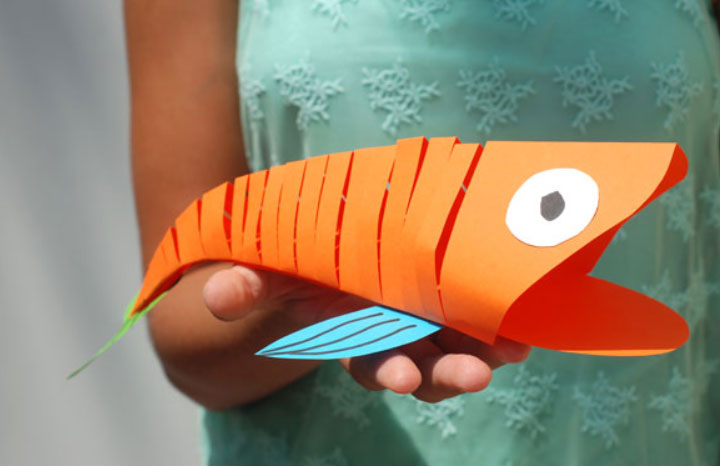 poisson en papier de construction orange