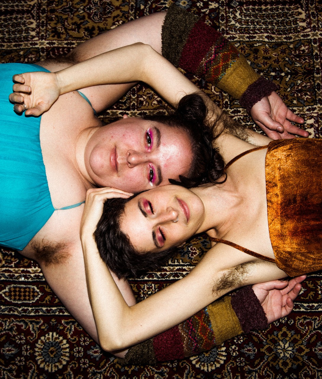 Deux femmes allongées avec des poils aux aisselles