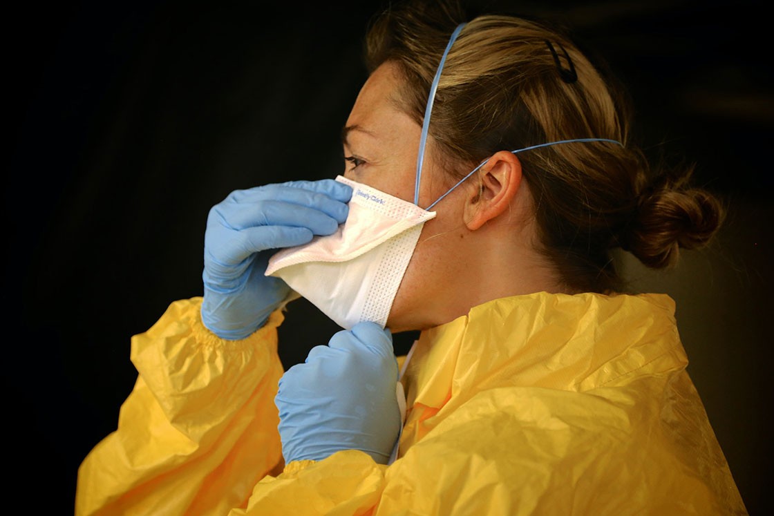Une infirmière avec un masque N-95 pendant la pandémie