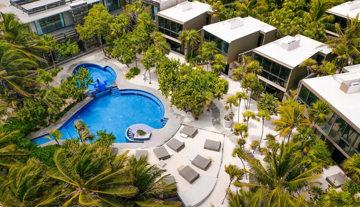 Incroyable il faut voir la piscine souterraine secrète du manoir de