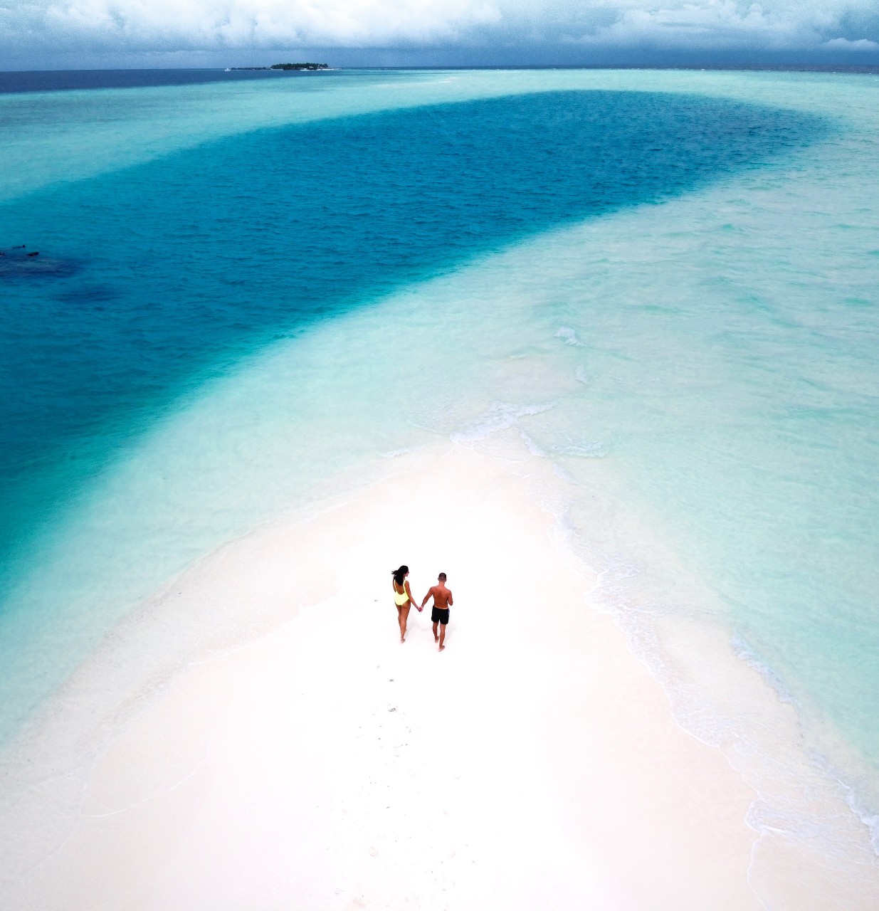 Un couple sur une plage aux Maldives