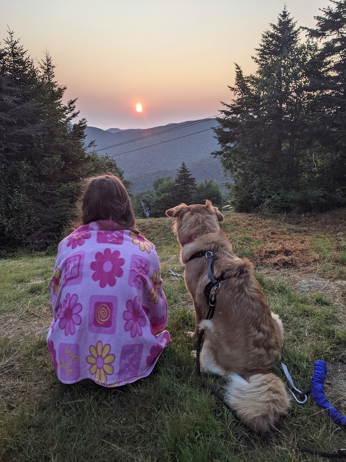 Lever du soleil à partir du Mont Sutton avec enfant et chien