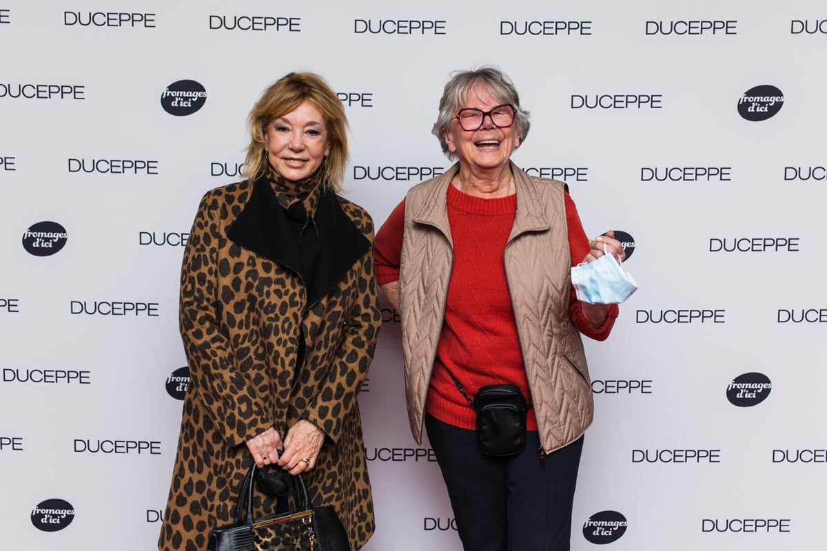 Catherine Proulx-Lemay et Noémie Yelle rayonnent sur le tapis rouge du spectacle Rose et la machine