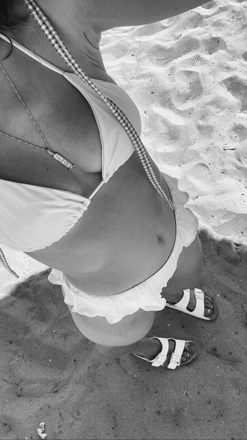Catherine St-Laurent sublime en bikini à la plage en Espagne