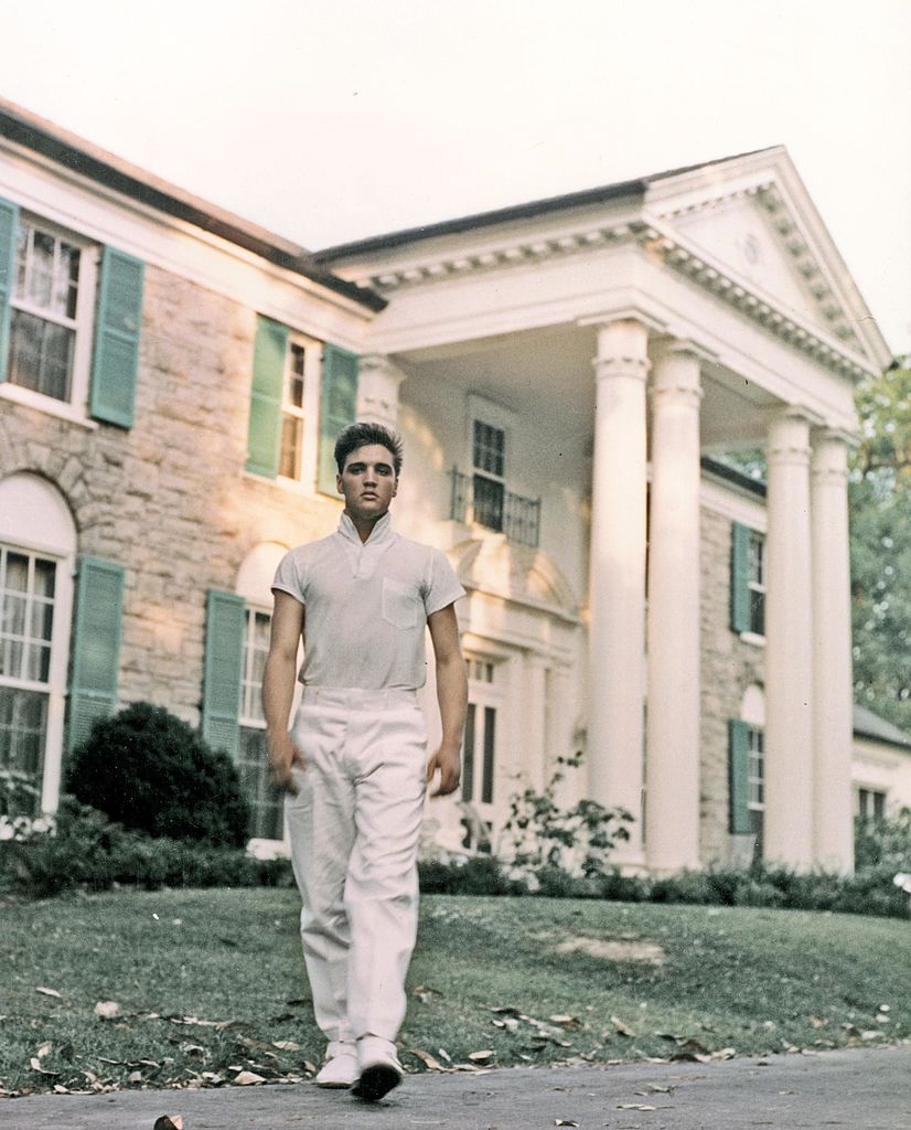 MEMPHIS, TN - CIRCA 1957:  Rock and roll singer Elvis Presley strolls the grounds of his Graceland estate in circa 1957. (Photo by Michael Ochs Archives/Getty Images)