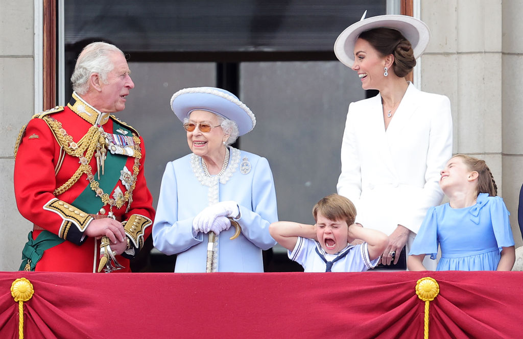 LONDON, ENGLAND - JUNE 02: Queen Elizabeth II smiles on the balcony of Buckingham Palace during Trooping the Colour alongside (L-R) Prince Charles, Prince of Wales, Prince Louis of Cambridge, Catherine, Duchess of Cambridge and Prince Charlotte of Cambridge during Trooping The Colour on June 02, 2022 in London, England. The Platinum Jubilee of Elizabeth II is being celebrated from June 2 to June 5, 2022, in the UK and Commonwealth to mark the 70th anniversary of the accession of Queen Elizabeth II on 6 February 1952. (Photo by Chris Jackson/Getty Images)
